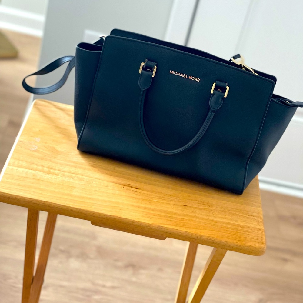 Michael Kors Med Size pursue with gold detail